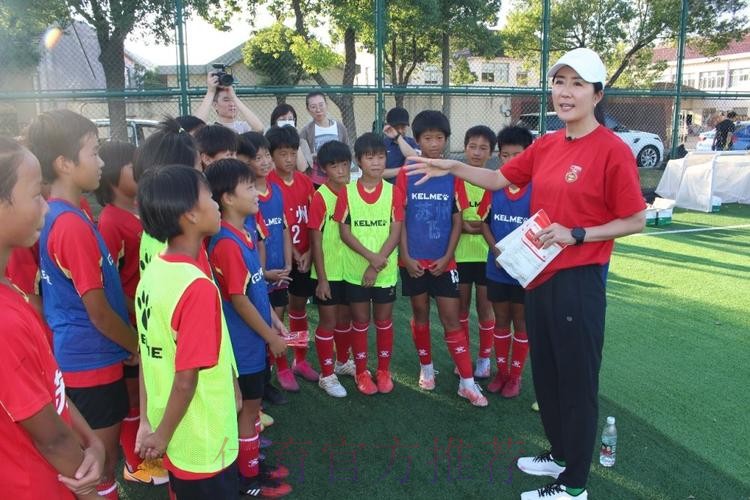 太湖边小玫瑰绽放 中青赛公益行浦玮走进苏州香山实验小学